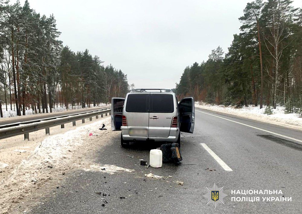 Внаслідок масштабної ДТП на Житомирщині один загиблий і четверо постраждалих.