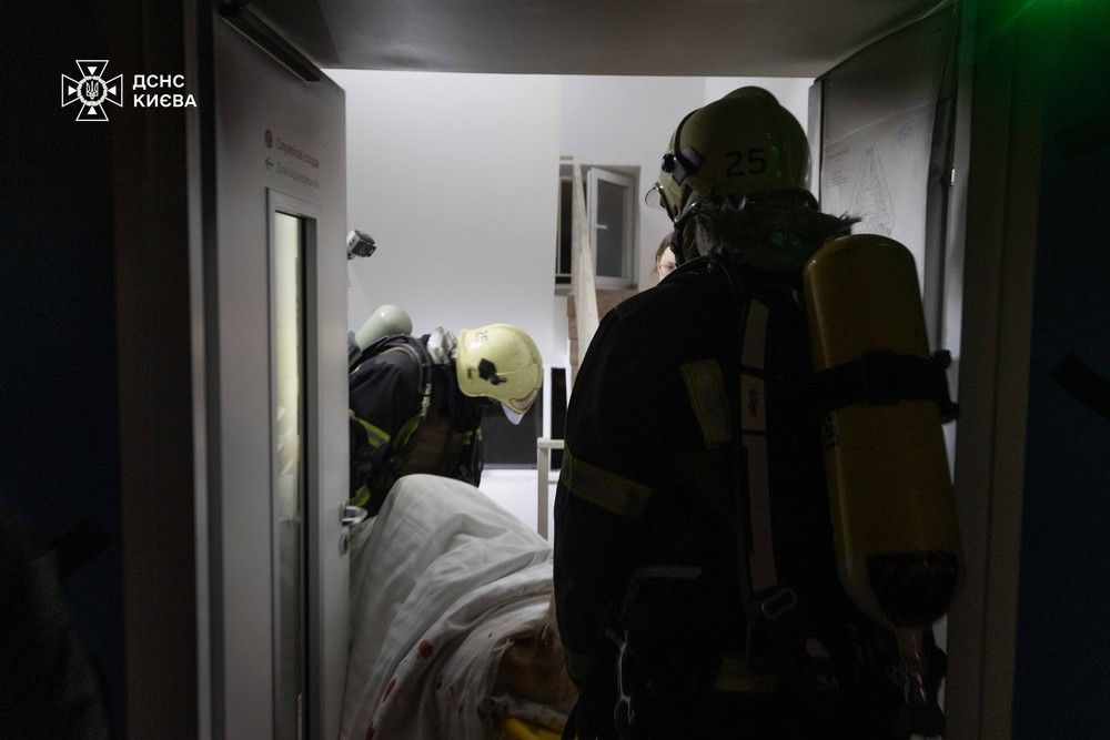 Ворог вдарив по лікарні у Києві: загинув пацієнт, є постраждалі (фото, відео)