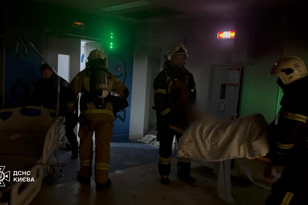 Ворог вдарив по лікарні у Києві: загинув пацієнт, є постраждалі (фото, відео)
