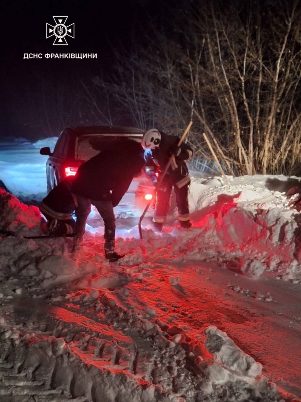 Надзвичайники рятували «швидку» з хворою дитиною, яка застрягла на засніженій дорозі – відео інциденту на Прикарпатті 