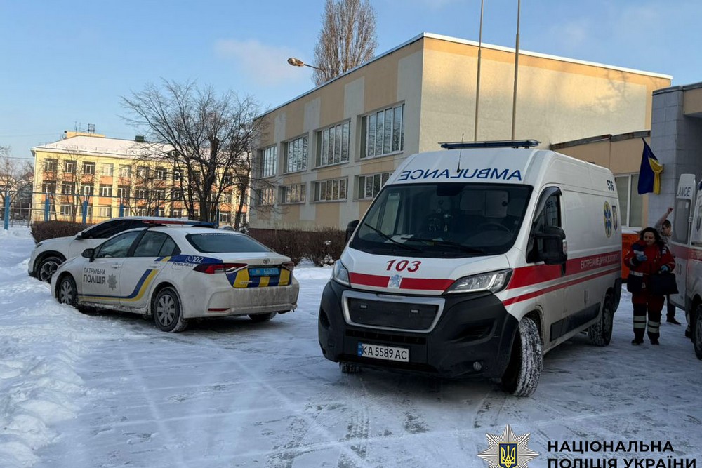У школі Києва учень з ножем напав на вчительку і однокласника – що відомо 1 У школі Києва учень з ножем напав на вчительку і однокласника – що відомо