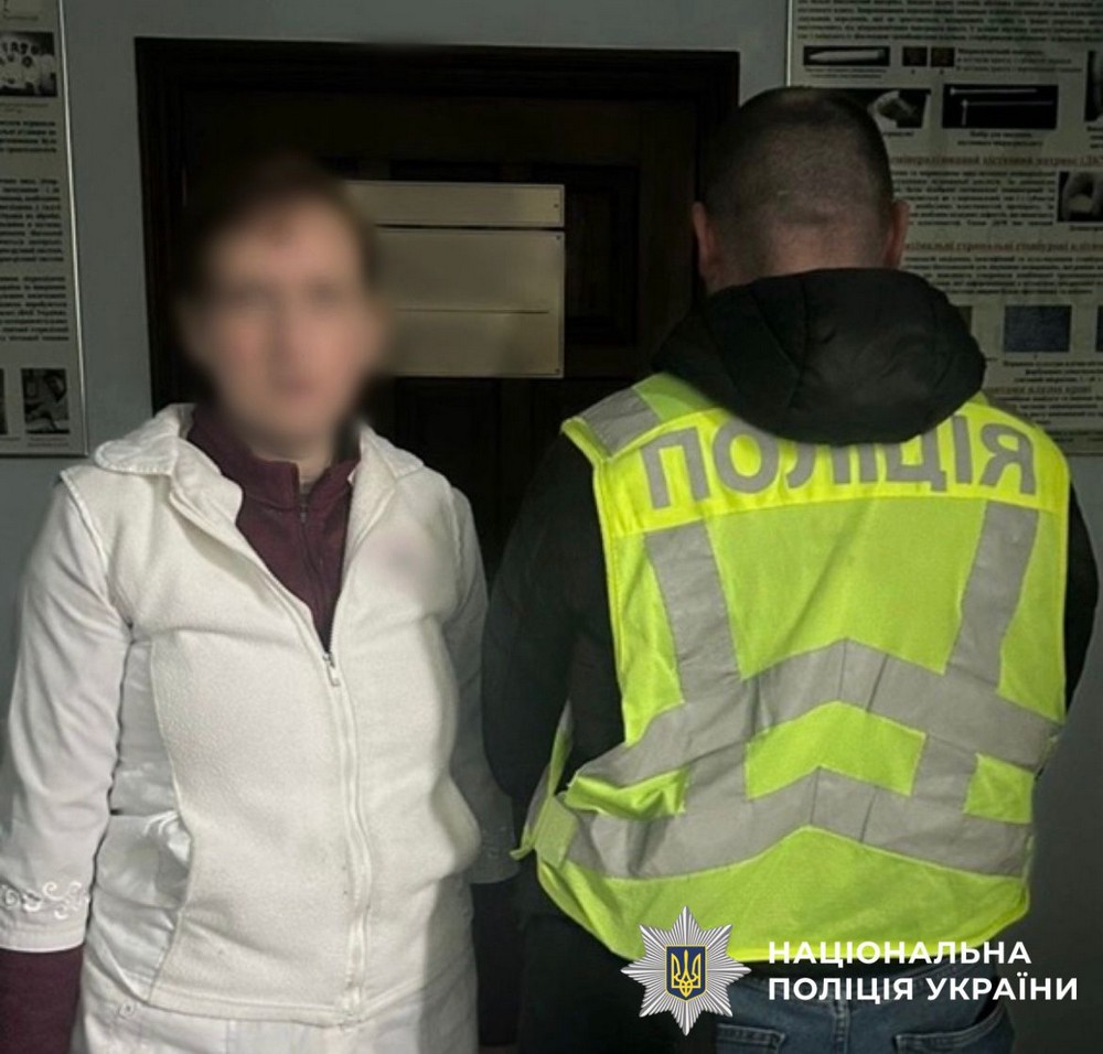 Осиплість голосу і кашель, а також утруднення дихання. З такими симптомами звернулися мама з дитиною до лікарів. А вже через три години медики зафіксували смерть 8-річної дівчинки. Трагедія сталася у Києві. Відкрите кримінальне провадження.