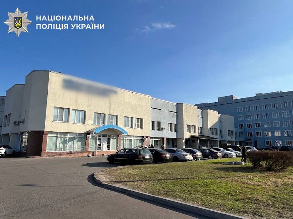 Осиплість голосу і кашель, а також утруднення дихання. З такими симптомами звернулися мама з дитиною до лікарів. А вже через три години медики зафіксували смерть 8-річної дівчинки. Трагедія сталася у Києві. Відкрите кримінальне провадження.