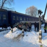 Автівка з дитиною влетіла під потяг «Київ — Ясеня» : подробиці моторошної ДТП на Прикарпатті (фото)