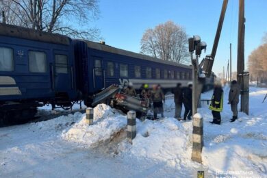 Автівка з дитиною влетіла під потяг «Київ — Ясеня» : подробиці моторошної ДТП на Прикарпатті (фото)