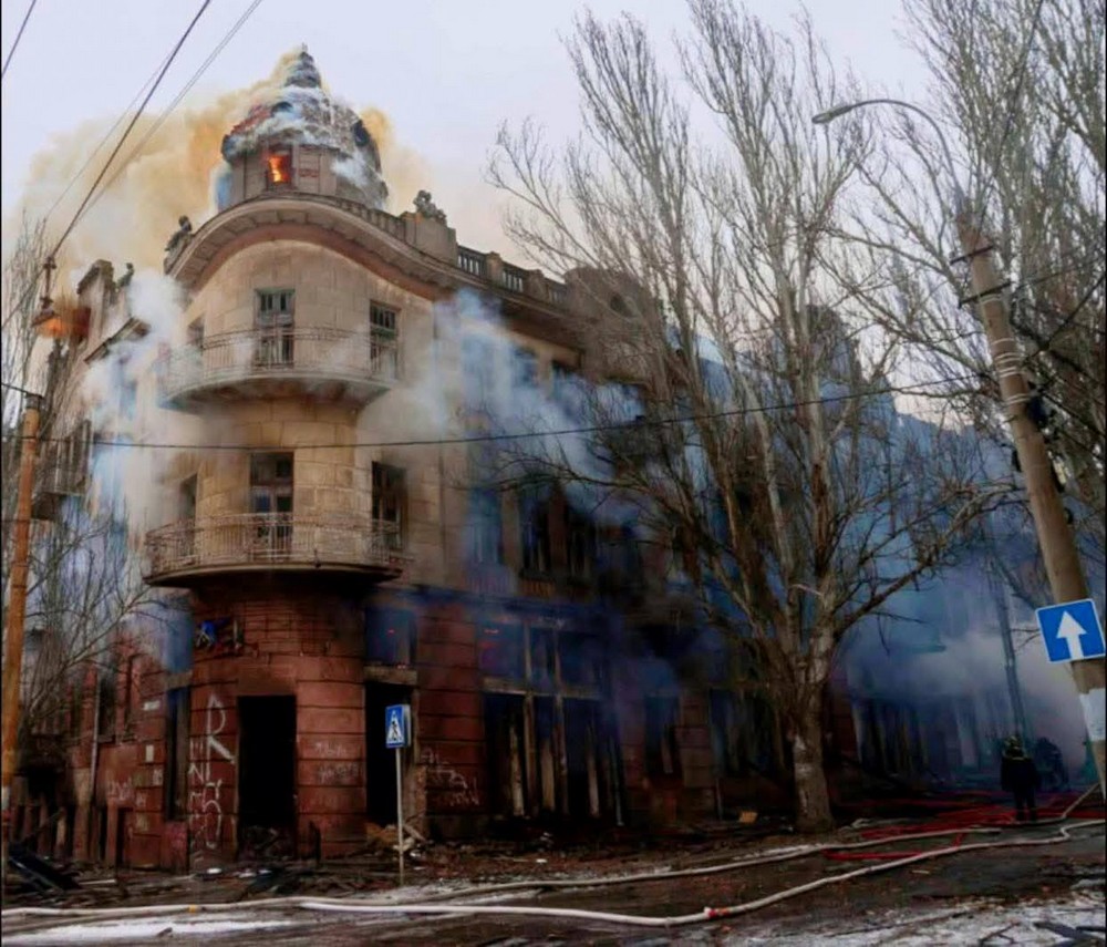 Окупанти зруйнували легендарну будівлю з янголятами у Херсоні. Вона була однією із найкрасивіших у місті. Це знакова будівля Херсону. Один із його символів. Пам’ятка архітектури… Окупанти зруйнували легендарну будівлю з янголятами у Херсоні. Вона була однією із найкрасивіших у місті. Це знакова будівля Херсону. Один із його символів. Пам’ятка архітектури…