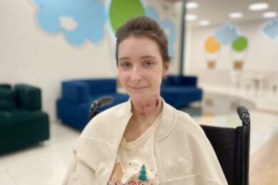 Втратила маму, дідуся і рідний дім: перші кроки зробила 14-річна Настя після поранення внаслідок ракетного удару по Тернополю