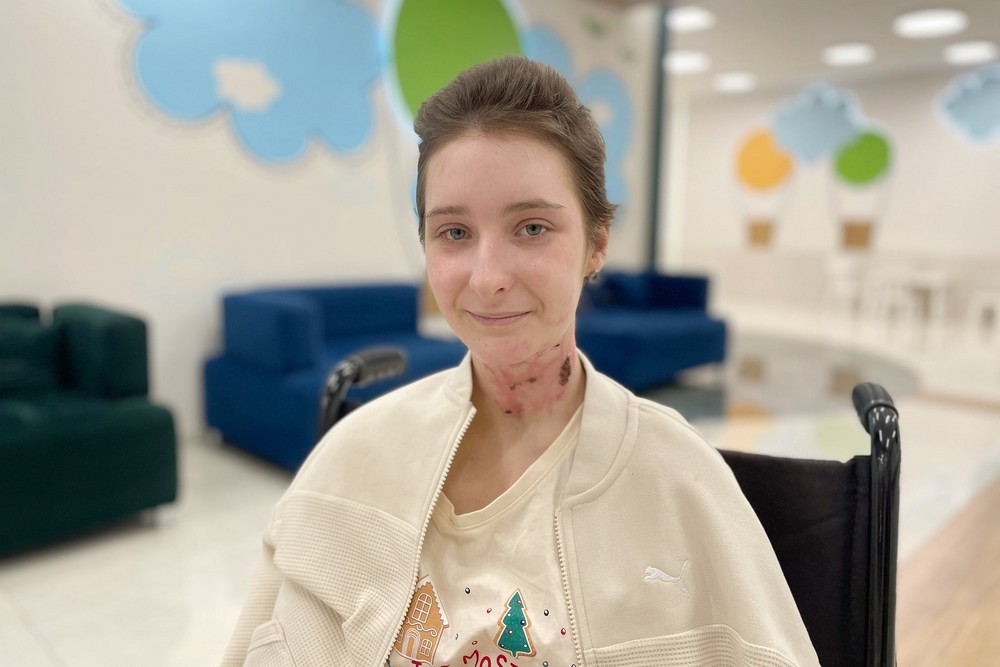 Втратила маму, дідуся і рідний дім: перші кроки зробила 14-річна Настя після поранення внаслідок ракетного удару по Тернополю 1 Втратила маму, дідуся і рідний дім: перші кроки зробила 14-річна Настя після поранення внаслідок ракетного удару по Тернополю