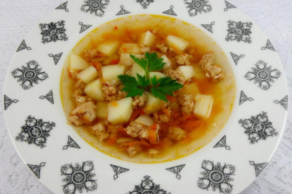 Суп з м'ясним фаршем, картоплею і томатам