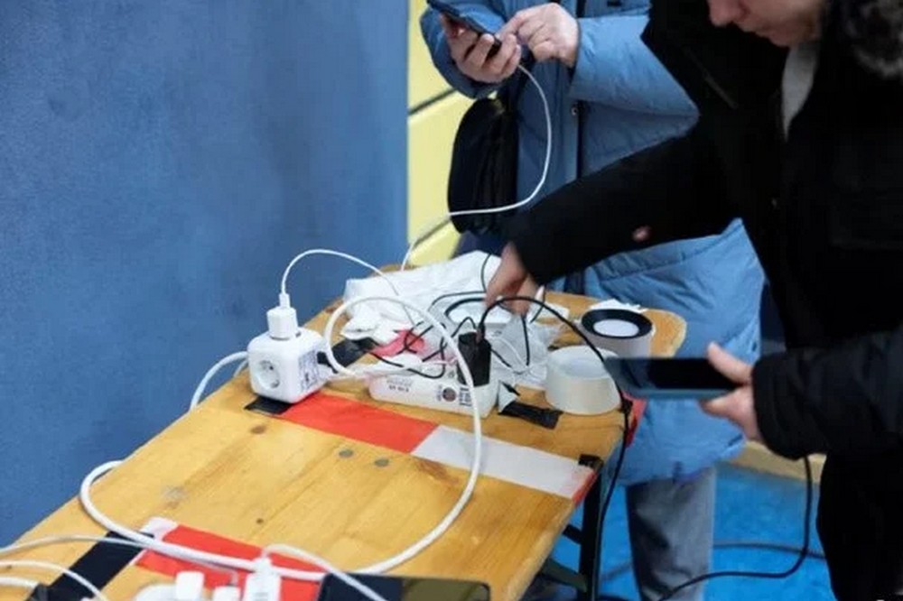 Українські біженці у Берліні на тлі блекауту відкрили  «Пункт незламності» для місцевих жителів (фото, відео)