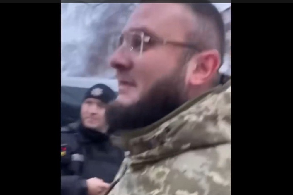 Військовослужбовець ТЦК у Тернополі бив цивільного, плювався і погрожував: розпочато розслідування (відео) 1 Військовослужбовець ТЦК у Тернополі бив цивільного, плювався і погрожував: розпочато розслідування (відео)