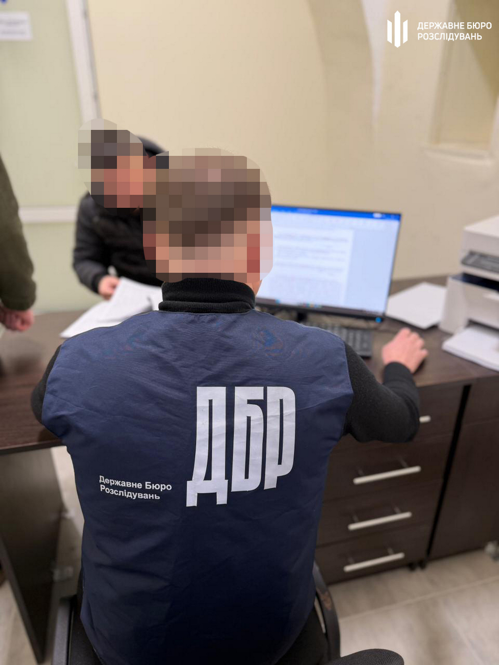 Понад 300 військових будували фортифікації на другій лінії оборони та отримували «бойові» 100 000 грн – оголошено підозру підполковнику НГУ Понад 300 військових будували фортифікації на другій лінії оборони та отримували «бойові» 100 000 грн – оголошено підозру підполковнику НГУ