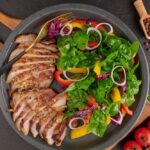 Тайський салат з овочами, м’ясом і соусом