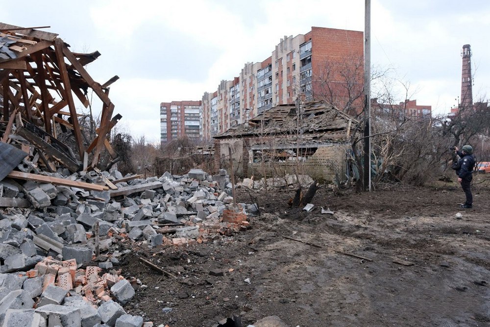 Окупанти скинули 250-кілограмову авіабомбу на Слов’янськ – багато поранених і численні руйнування (фото) 1 Окупанти скинули 250-кілограмову авіабомбу на Слов’янськ – багато поранених і численні руйну-вання