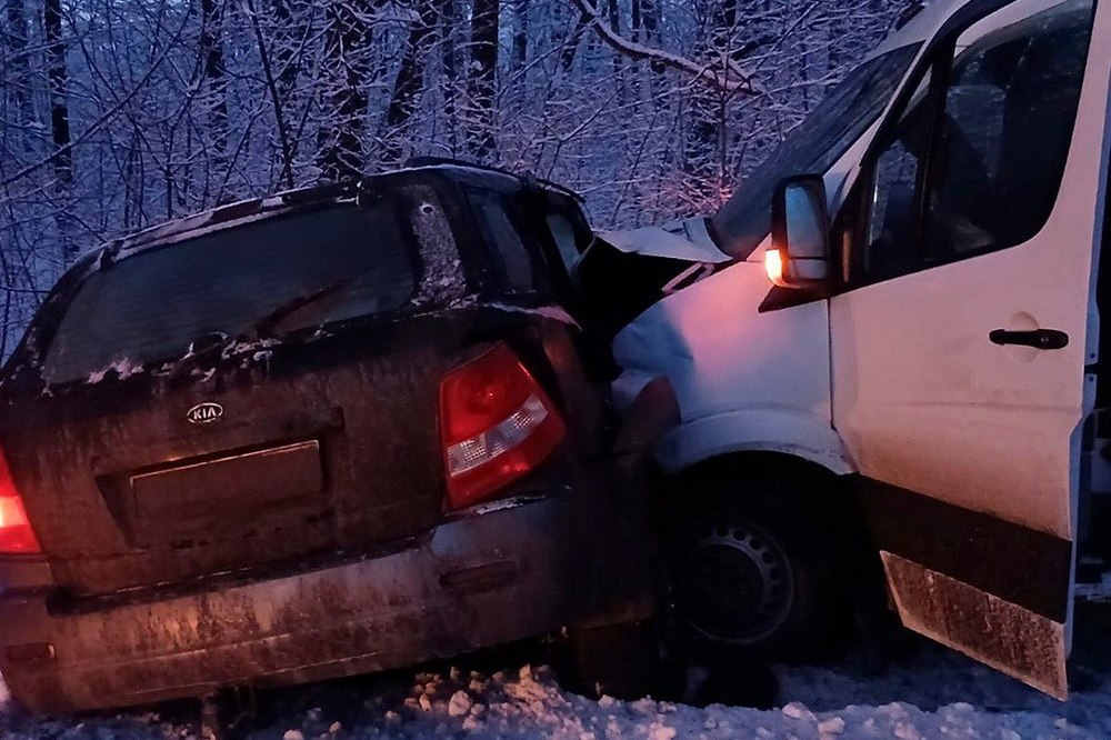 Kia виїхала на зустрічну смугу та влетіла в автобус – через ДТП на Харківщині постраждали 18 людей 1 Kia виїхала на зустрічну смугу та влетіла в автобус – через ДТП на Харківщині постраждали 18 людей