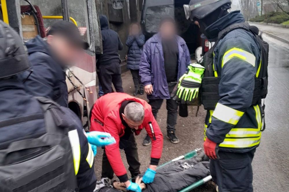 Окупанти атакували маршрутку у Херсоні – є загиблий і багато постраждалих (фото) 1 Окупанти атакували маршрутку у Херсоні – є загиблий і багато постраждалих