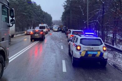 Масова ДТП у Києві за участю 13 авто стался вранці 7 січня