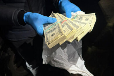 Затримано чоловіка, який вимагав у посадовця ТЦК 100 тисяч доларів від імені ДБР