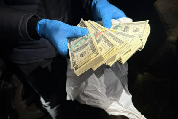 Затримано чоловіка, який вимагав у посадовця ТЦК 100 тисяч доларів від імені ДБР