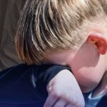 Морила голодом, била, змушувала спати в туалеті без одягу 9-річного сина – в Києві повідомили про підозру горе-матері