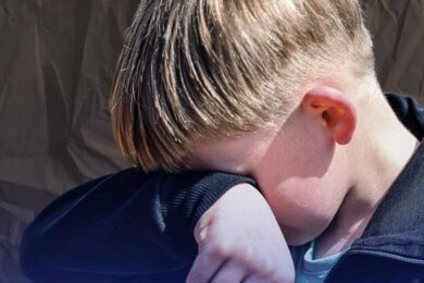 Морила голодом, била, змушувала спати в туалеті без одягу 9-річного сина – в Києві повідомили про підозру горе-матері