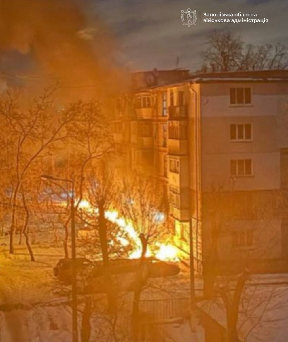 Згорів торговий центр у Запоріжжі: ворог всю ніч атакував місто – багато руйнувань (фото, відео)