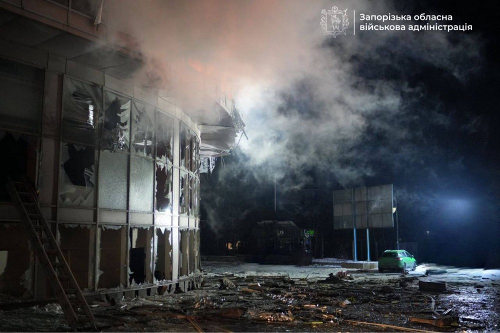 Згорів торговий центр у Запоріжжі: ворог всю ніч атакував місто – багато руйнувань (фото, відео)