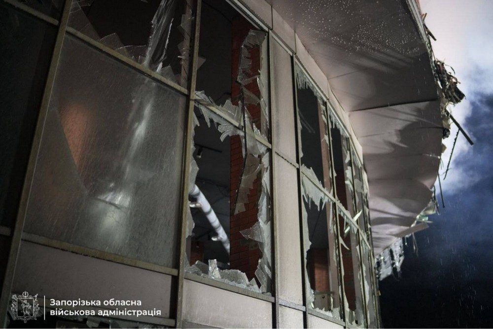 Згорів торговий центр у Запоріжжі: ворог всю ніч атакував місто – багато руйнувань (фото, відео)