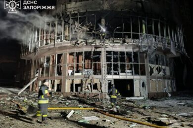 Згорів торговий центр у Запоріжжі: ворог всю ніч атакував місто – багато руйнувань (фото, відео)