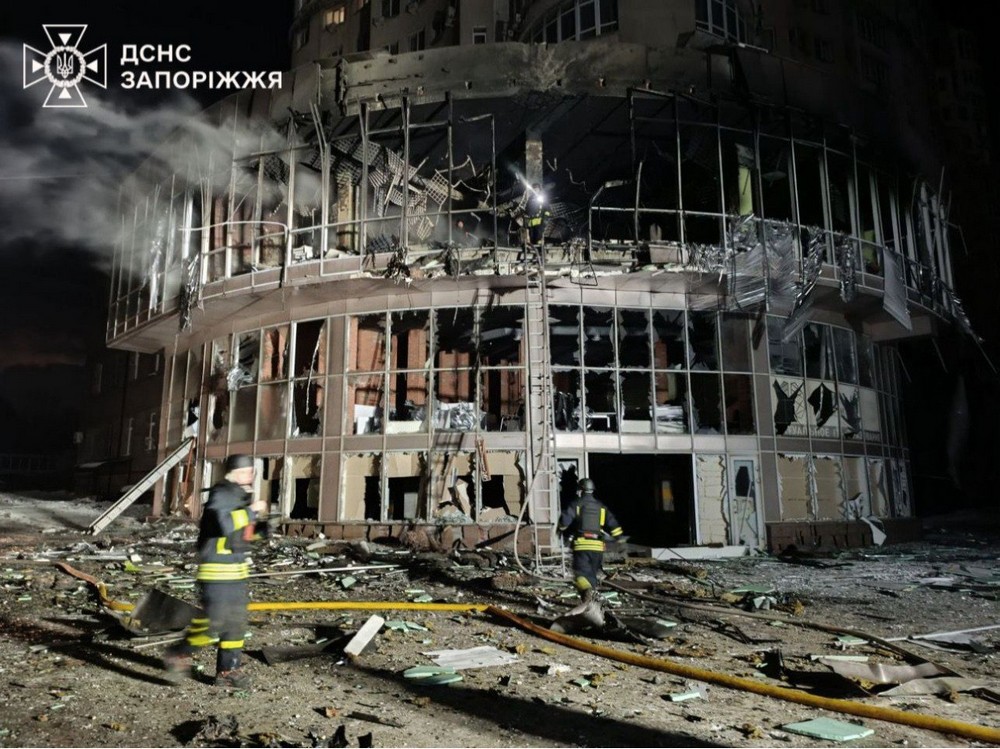 Згорів торговий центр у Запоріжжі: ворог всю ніч атакував місто – багато руйнувань (фото, відео)