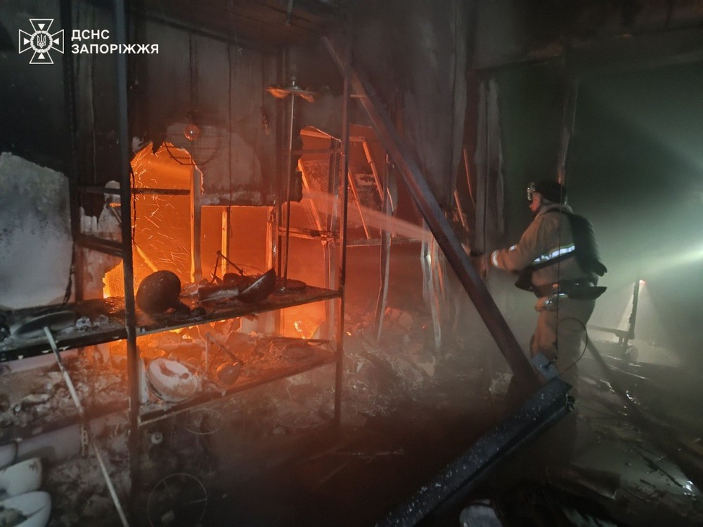 Згорів торговий центр у Запоріжжі: ворог всю ніч атакував місто – багато руйнувань (фото, відео)