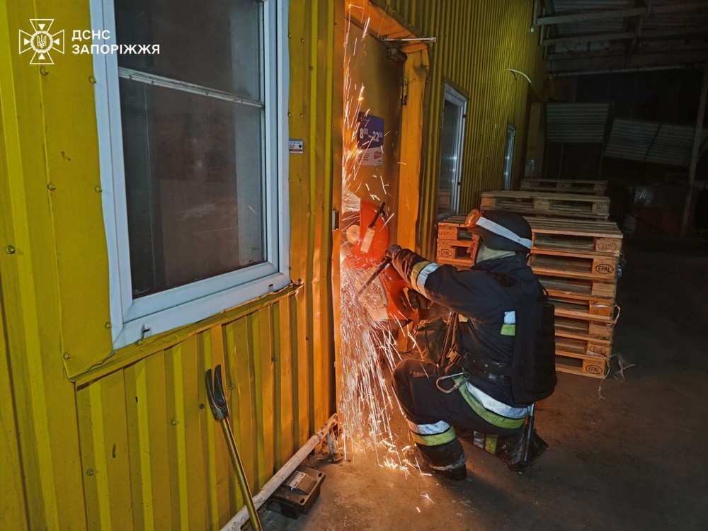 Згорів торговий центр у Запоріжжі: ворог всю ніч атакував місто – багато руйнувань (фото, відео)