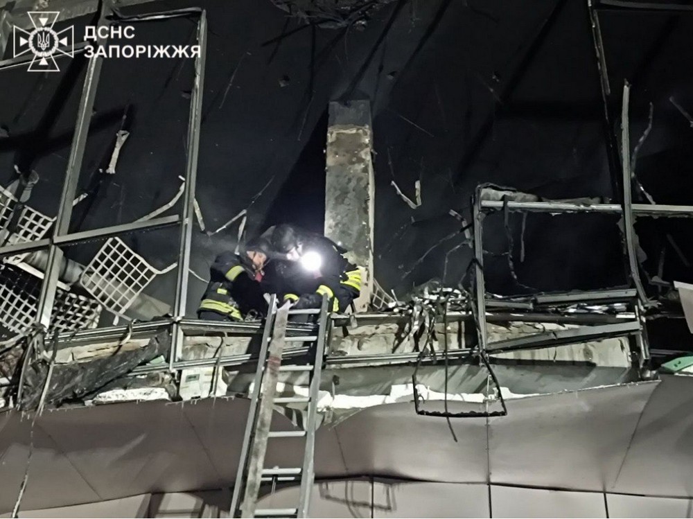 Згорів торговий центр у Запоріжжі: ворог всю ніч атакував місто – багато руйнувань (фото, відео)