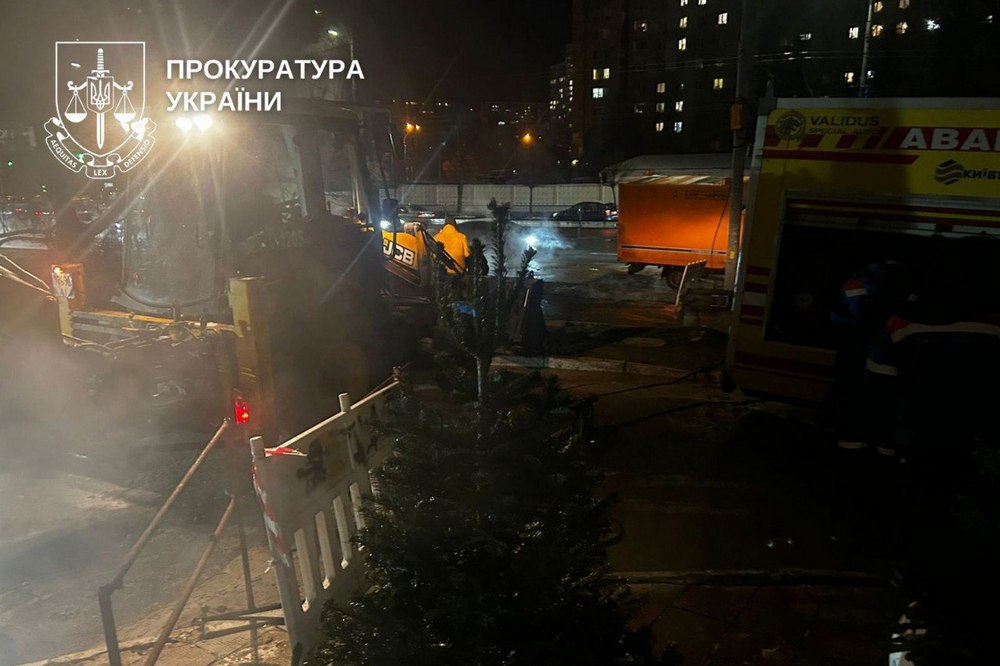 16-річна дівчина впала в яму з окропом у Києві: службову недбалість розслідує прокуратура