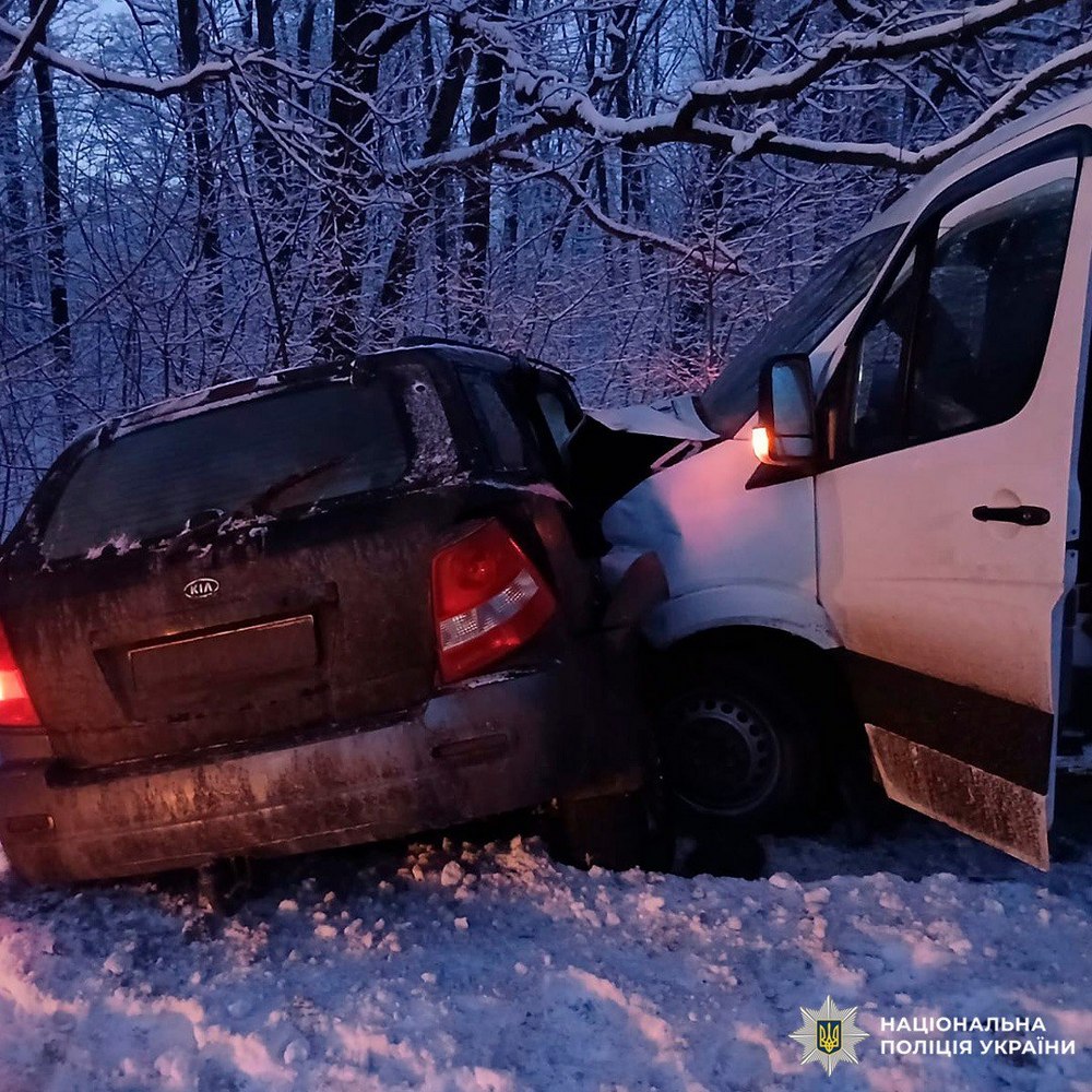 Kia виїхала на зустрічну смугу та влетіла в автобус – через ДТП на Харківщині постраждали 18 людей Kia виїхала на зустрічну смугу та влетіла в автобус – через ДТП на Харківщині постраждали 18 людей