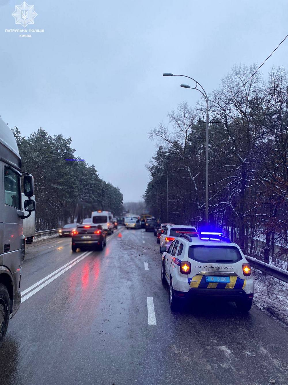 Ускладнено рух транспорту – сталася масова ДТП у Києві за участю 13 авто Ускладнено рух транспорту – сталася масова ДТП у Києві за участю 13 авто