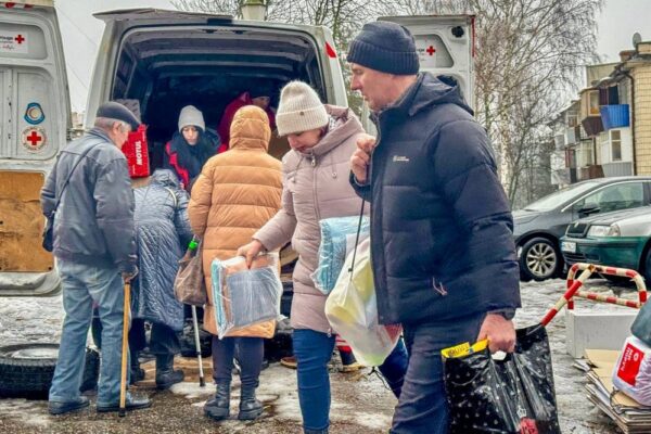 Гуманітарна допомога у Сумах: ЧХ роздає постільну білизну і гігієнічні набори - як зареєструватися