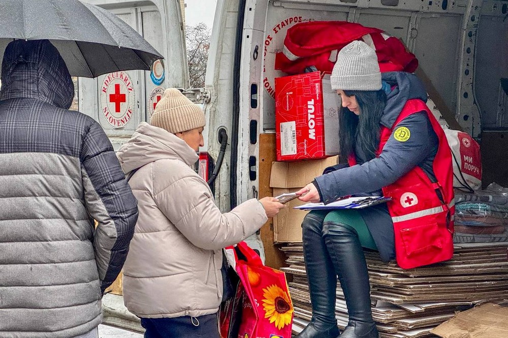 уманітарна допомога у Сумах від Червоного Хреста