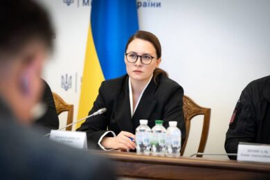Українцям краще залишитися вдома: Уряд ухвалив рішення – що відомо