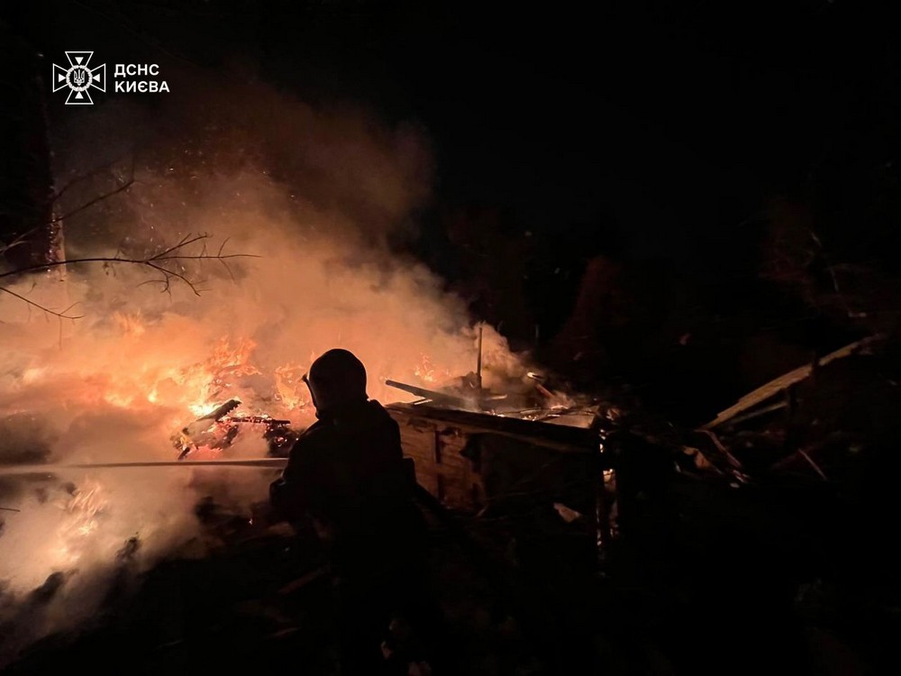 Пекельна ніч у Києві 9 січня: серед загиблих медик, десятки поранених – серед них рятувальники (фото, відео) Пекельна ніч у Києві 9 січня: серед загиблих медик, десятки поранених – серед них рятувальники (фото, відео)