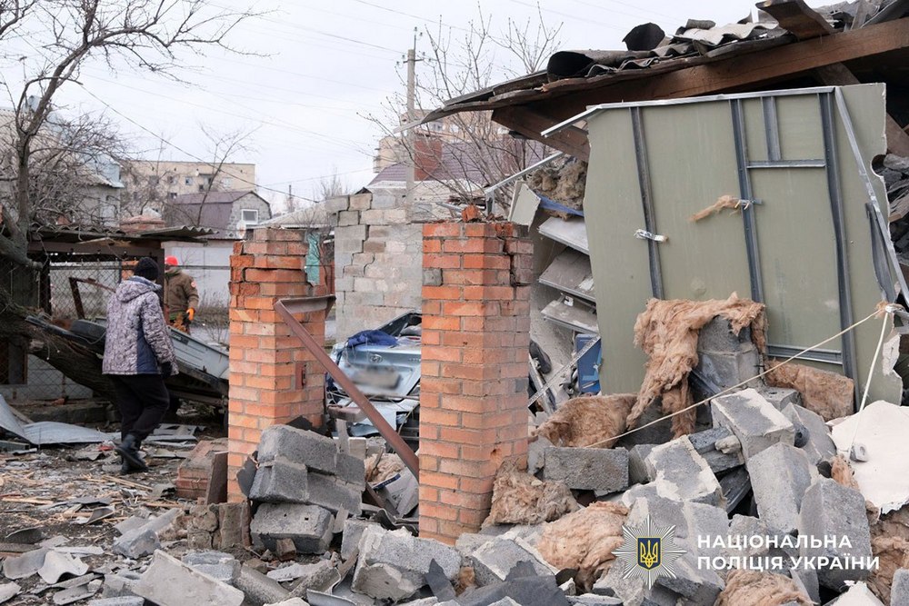 Окупанти скинули 250-кілограмову авіабомбу на Слов’янськ – багато поранених і численні руйнування (фото) Окупанти скинули 250-кілограмову авіабомбу на Слов’янськ – багато поранених і численні руйнування (фото)