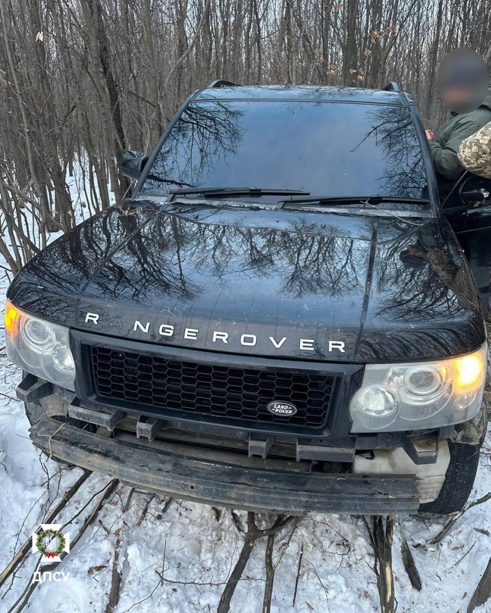 Рендж Ровер наїхав на прикордонника на Буковині: шестеро чоловіків проривалися до Румунії (фото) Рендж Ровер наїхав на прикордонника на Буковині: шестеро чоловіків проривалися до Румунії (фото)
