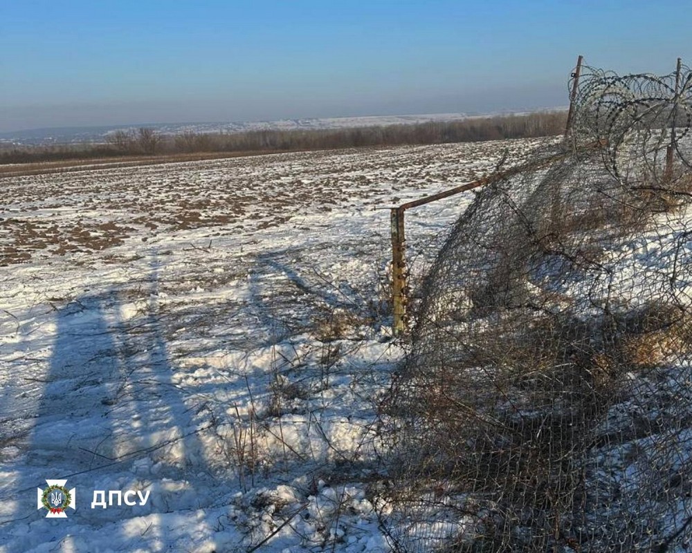 Рендж Ровер наїхав на прикордонника на Буковині: шестеро чоловіків проривалися до Румунії (фото) Рендж Ровер наїхав на прикордонника на Буковині: шестеро чоловіків проривалися до Румунії (фото)