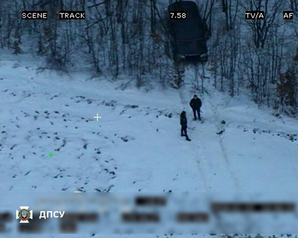 Рендж Ровер наїхав на прикордонника на Буковині: шестеро чоловіків проривалися до Румунії (фото) Рендж Ровер наїхав на прикордонника на Буковині: шестеро чоловіків проривалися до Румунії (фото)