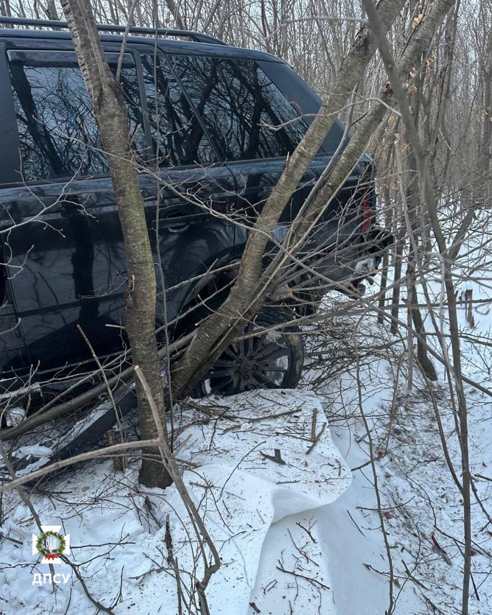 Рендж Ровер наїхав на прикордонника на Буковині: шестеро чоловіків проривалися до Румунії (фото) Рендж Ровер наїхав на прикордонника на Буковині: шестеро чоловіків проривалися до Румунії (фото)