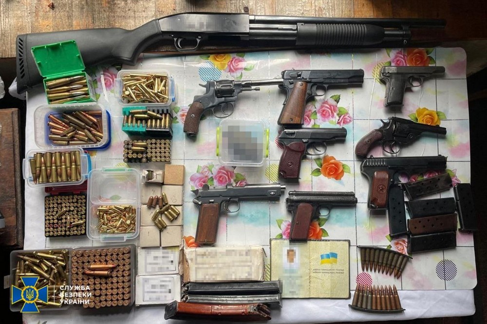 На Дніпропетровщині і Київщині виявили одну з найбільших партій «трофейної» зброї за час війни (фото) На Дніпропетровщині і Київщині виявили одну з найбільших партій «трофейної» зброї за час війни (фото)