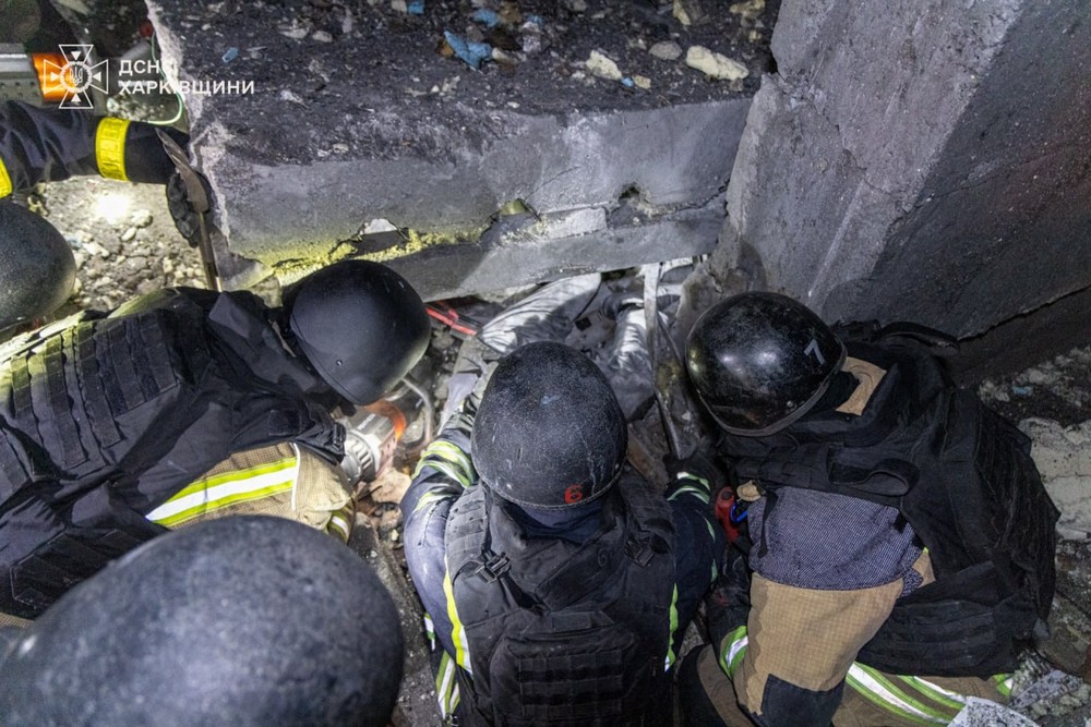 Армія РФ вдарила по поштовому терміналу у передмісті Харкова: є загиблі і постраждалі (фото, відео)