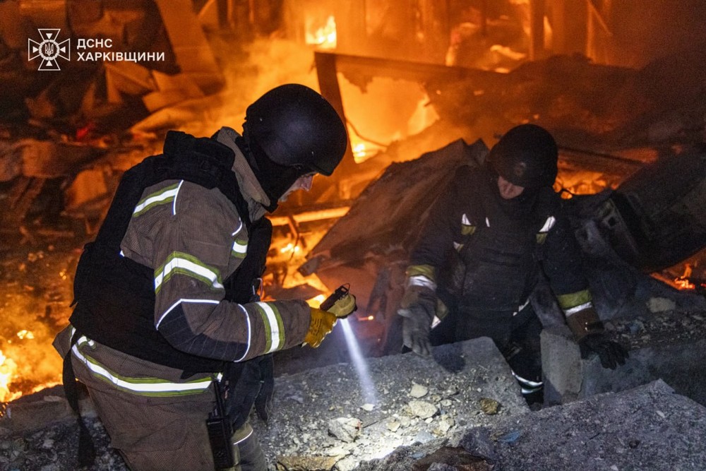 Армія РФ вдарила по поштовому терміналу у передмісті Харкова: є загиблі і постраждалі (фото, відео)
