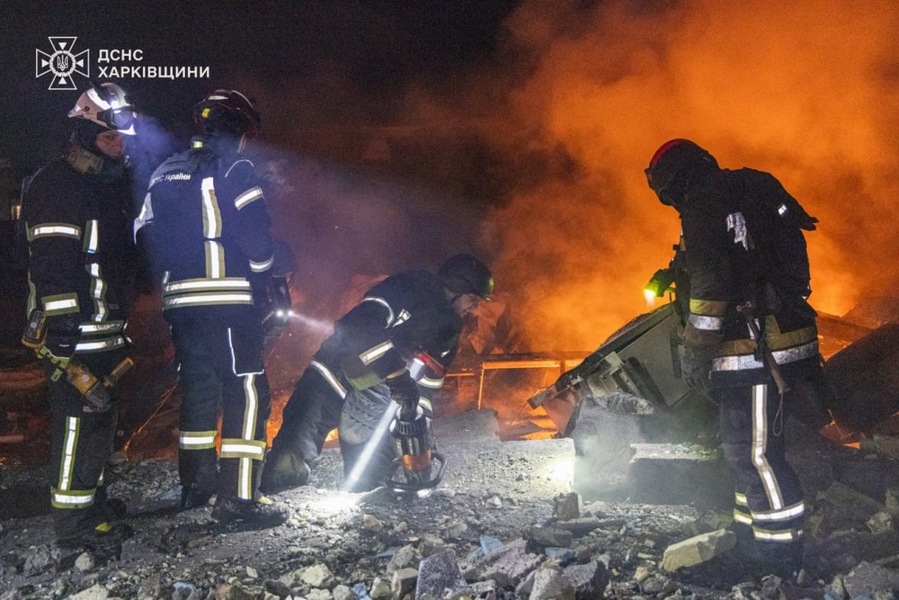 Армія РФ вдарила по поштовому терміналу у передмісті Харкова: є загиблі і постраждалі (фото, відео)