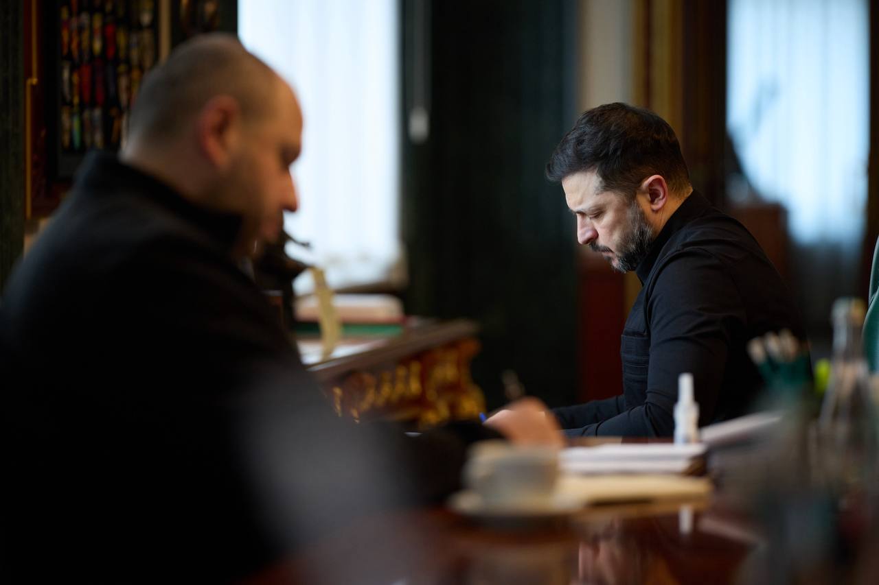 Президент України Володимир Зеленський провів спеціальний енергетичний селектор. На ньому обговорювалися і рішення щодо комендантської години. Про це повідомив Зеленський 15 січня, передають «Новини України – НСН». Хто був присутній на нараді Були присутні Премʼєр-міністр та ключові для рішень в умовах надзвичайної ситуації члени уряду, представники обласної та місцевих влад Києва та області, Харкова, Дніпропетровщини, Сумщини, Чернігівщини. Багато робочих деталей обговорили, та надзвичайно багато проблем треба вирішувати максимально оперативно, - каже Зеленський Де особливо складно Особливо складна ситуація в Києві. Час міською владою втрачено, і зараз на рівні уряду буде виправлятися те, що не було зроблено на рівні міста, - сказав Зеленський Вже сформовано постійно діючий штаб для столиці, його робота куруватиметься на урядовому рівні. Президент очікує від місцевої влади повної співпраці та взаємодії. Будуть рішення щодо комендантської години Сьогодні будуть рішення щодо комендантської години – потрібні достатні послаблення на час надзвичайно холодної погоди, щоб у людей та бізнесу були всі необхідні можливості. Міністерство внутрішніх справ України забезпечить перевірку та збільшення мережі пунктів підтримки та обігріву в містах. Щодо Києва – окрема робота. Станом на зараз київські пункти підтримки потребують посилення. Збільшення імпорту електроенергії Уряд України повинен негайно, сьогодні протягом дня забезпечити всі необхідні рішення для спрощення та збільшення імпорту електроенергії як державними компаніями, так і приватною сферою. Очікую також негайного спрощення регуляцій для підключення в мережу додаткового обладнання. Інші регіони Зеленський заявив, що вдячний обласній та міській владі Харкова за дуже відповідальний підхід в організації роботи енергосфери у надзвичайних обставинах.  Взяли в роботу запити від Дніпровщини – Дніпро, Кривий Ріг, інші міста та громади регіону. Доручив уряду окремо опрацювати запити та ситуацію на Чернігівщині. Окремо обговорили ситуацію в Бориспільському та Броварському районах Київщини. Непроста ситуація на Сумщині – стараємося допомогти. На вечір сьогодні очікую доповідей щодо виконання тих речей, які визначені. Окремо проведу нараду з міністром оборони України та командувачем Повітряних сил ЗСУ щодо захисту енергетичних обʼєктів і додаткових запитів до партнерів на підтримку ППО. Дякую всім, хто допомагає! Дякую всім, хто працює, щоб ліквідувати наслідки російських ударів, - додав Зеленський